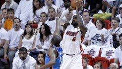 LeBron James au-dessus de Kevin Durant