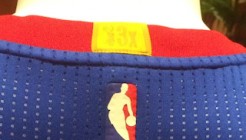 Patch doré sur le col du maillot des Pistons