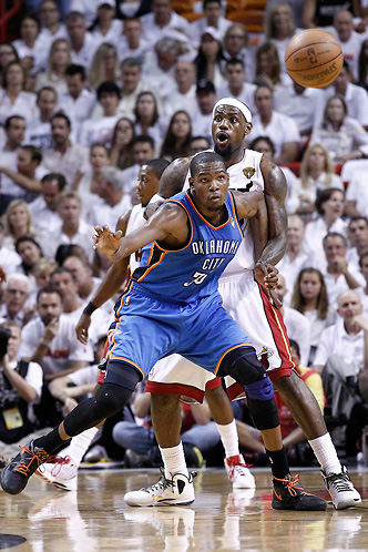LeBron James en défense sur Kevin Durant