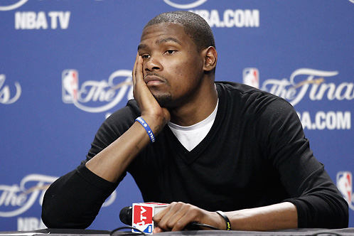 Kevin Durant écoute les questions...