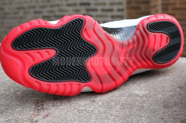 Air Jordan XI Low blanc/noir/rouge