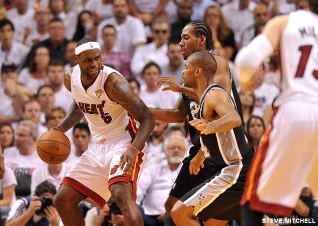 LeBron James pris dans la tenaille