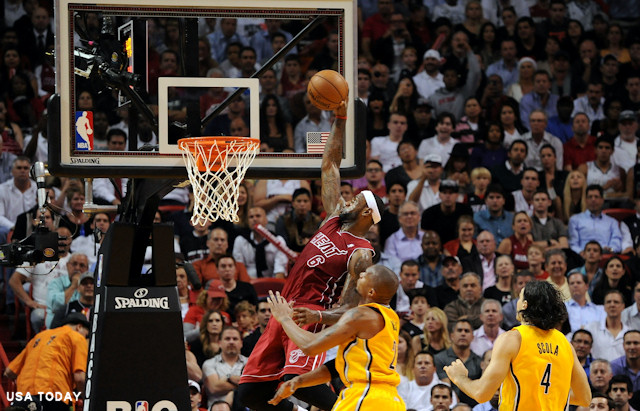LeBron James au alley oop