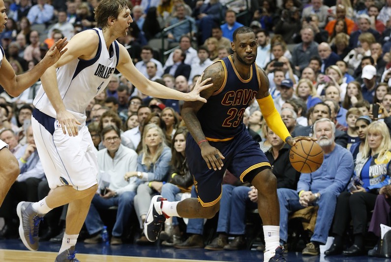 LeBron James et les Cavs ridiculisent les Mavs