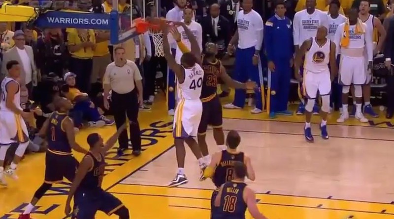 La grosse claquette d'Harrison Barnes sur LeBron James