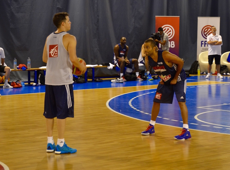 Recrutement des Spurs, Equipe de France, le meilleur cinq européen... Les réponses de Tony Parker