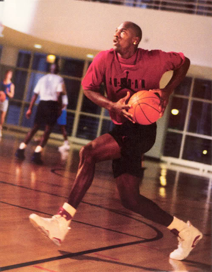 Michael-Jordan-wearing-air-jordan-6-maroon