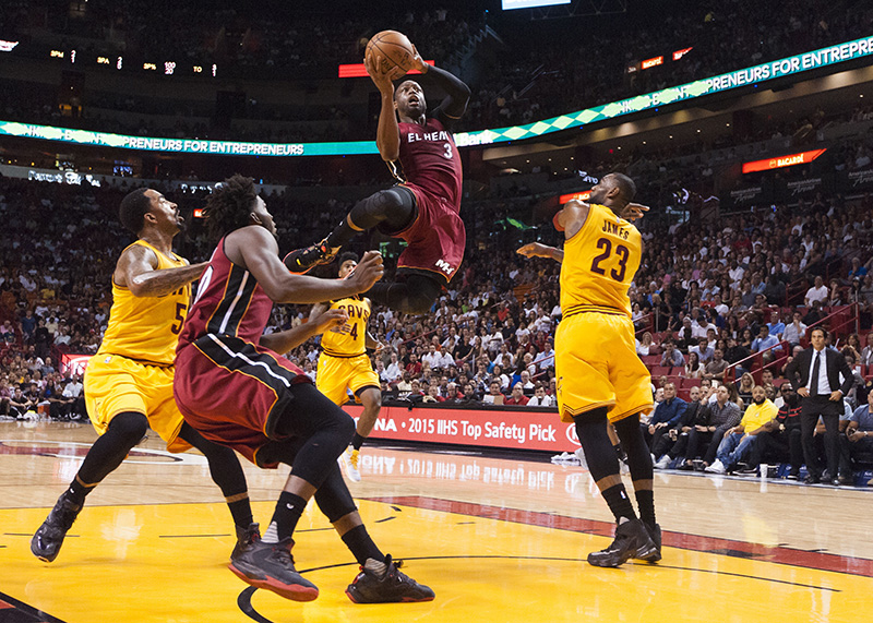 Le début de match est équilibré. Wade ouvre la marque aux lancers-francs tandis que Joe Johnson et Luol Deng enchaînent pour le Heat, mais LeBron James veille au grain pour les Cavs et après six minutes, le score est de 18-15 pour Miami.