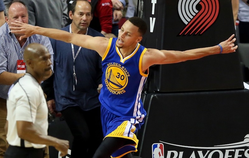 Victime d'une entorse du genou il y a 3 semaines, Curry est revenu sur les parquets pour les 4e et 5e manches, tournant à 34.5 pts, 9.5 pds et 7 rbds de moyenne !