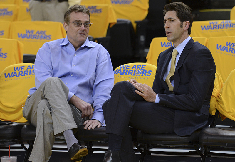 Bob Myers aux côtés de RC Buford, le GM des Spurs