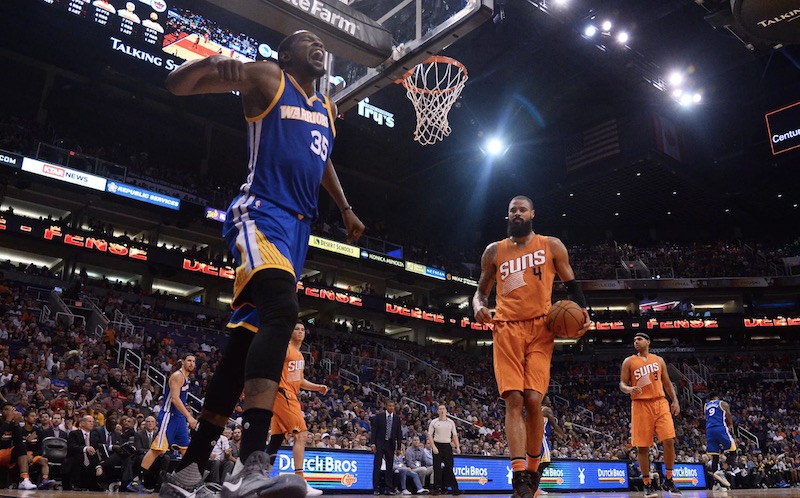 Kevin Durant marque à lui seul onze des treize derniers points de Golden State et les champions 2015 évitent le piège tendu par Phoenix.