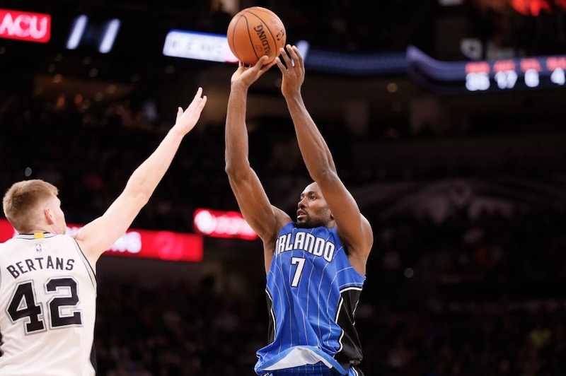 Evan Fournier et Orlando mettent fin à la série de neuf victoires d'affilée des Spurs