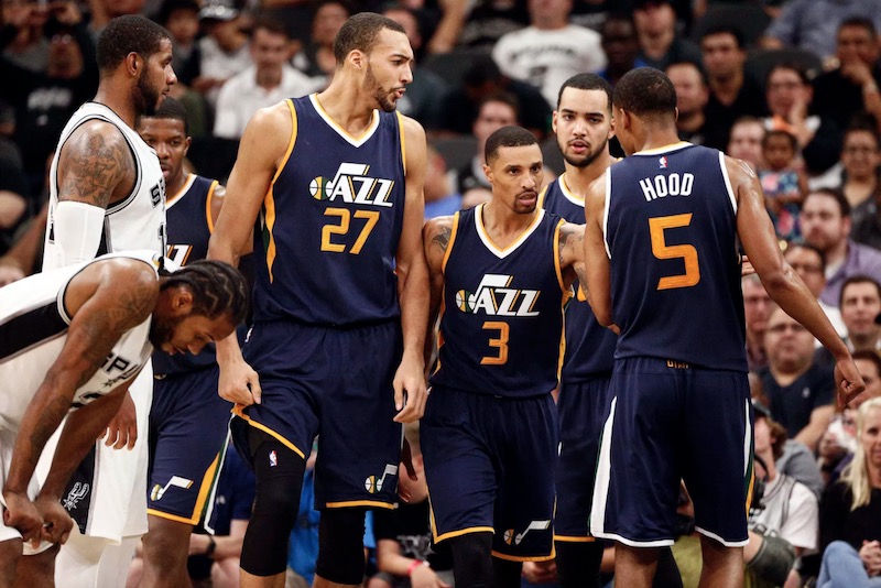 George Hill, transféré à Indiana contre Leonard le soir de la Draft 2011, enterre son ancienne équipe. Il enchaine 10 points de suite dans les cinq dernières minutes et Utah termine la rencontre sur un 15-3 pour infliger aux Spurs leur première défaite de plus de dix points à domicile depuis le 31 janvier 2015 !