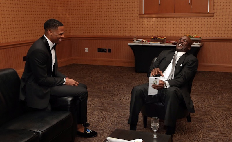 Fidèle à lui-même, Michael Jordan n'a pas pu s'empêcher d'envoyer quelques piques, et il s'est mis le public dans la poche en évoquant la fidélité de Westbrook au maillot du Thunder.