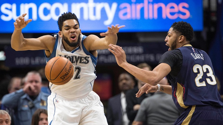 Davis (42 points, 13 rebonds) a été monumental dans la victoire des Pélicans contre les Wolves (122-106). Enorme individuellement, Davis a également obtenu un bon coup de main de la part de Jrue Holiday et Buddy Hield. Ce qui n'a pas vraiment été le cas pour Karl-Anthony Towns (36 points, 8 rebonds) et Minnesota qui a craqué sur la longueur.