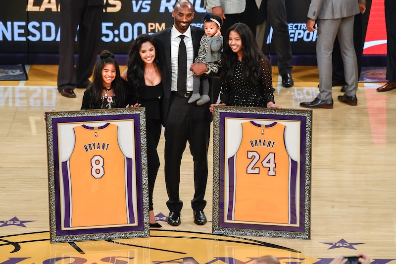 Les deux maillots de Kobe Bryant retirés par les Lakers