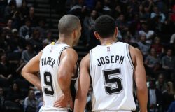 Quand Cory Joseph apprenait le “langage des signes” de Tony Parker