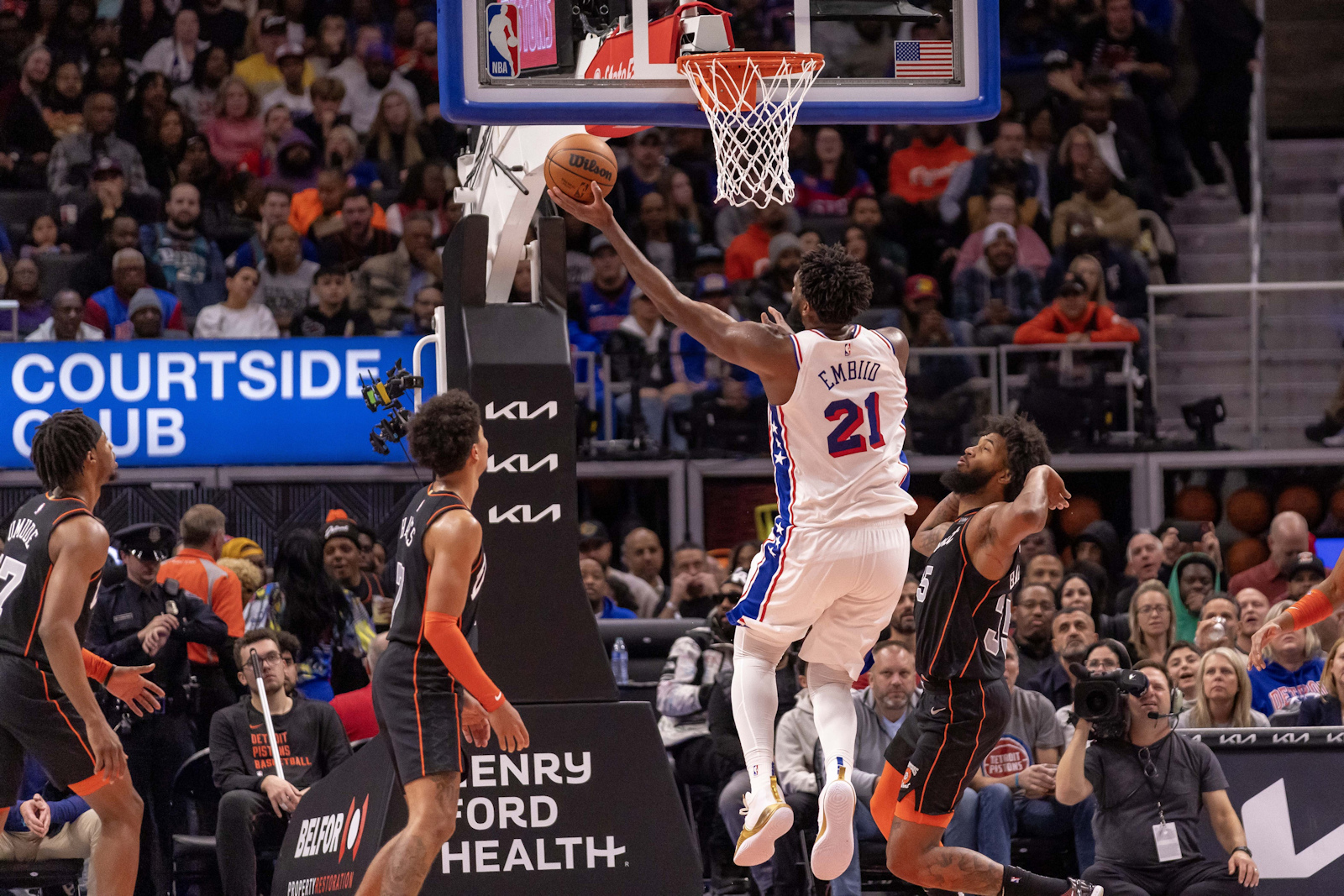 Joel Embiid (Sixers) devant Killian Hayes (Pistons)