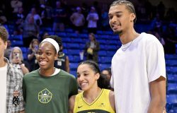 Sous les yeux de Victor Wembanyama, Gabby Williams remporte son duel face à Paige Bueckers