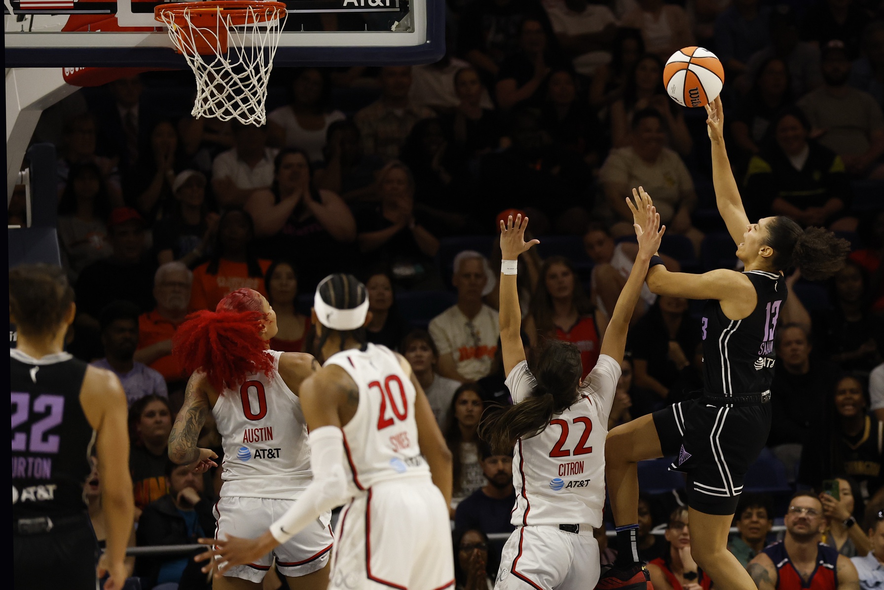 Janelle Salaün avec les Valkyries en WNBA
