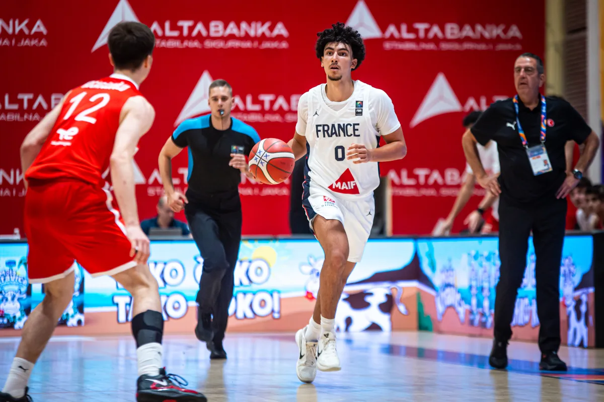 Adam Atamna avec l'équipe de France lors de l'Euro U18 (crédit photo : FIBA)