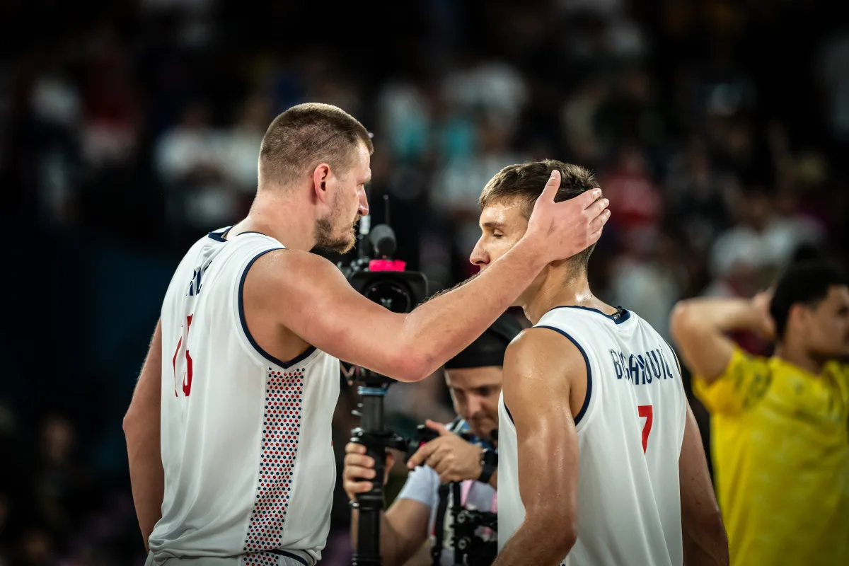 Nikola Jokic et Bogdan Bogdanovic avec la Serbie lors des Jeux Olympiques 2024 (crédit : FIBA)