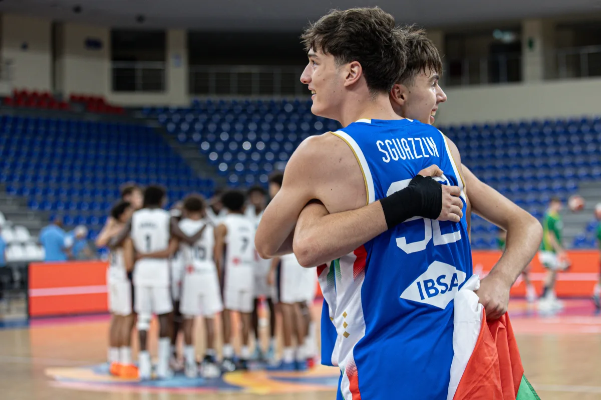 La joie de l'équipe d'Italie vainqueur au à la dernière seconde de la France lors de l'Euro U16