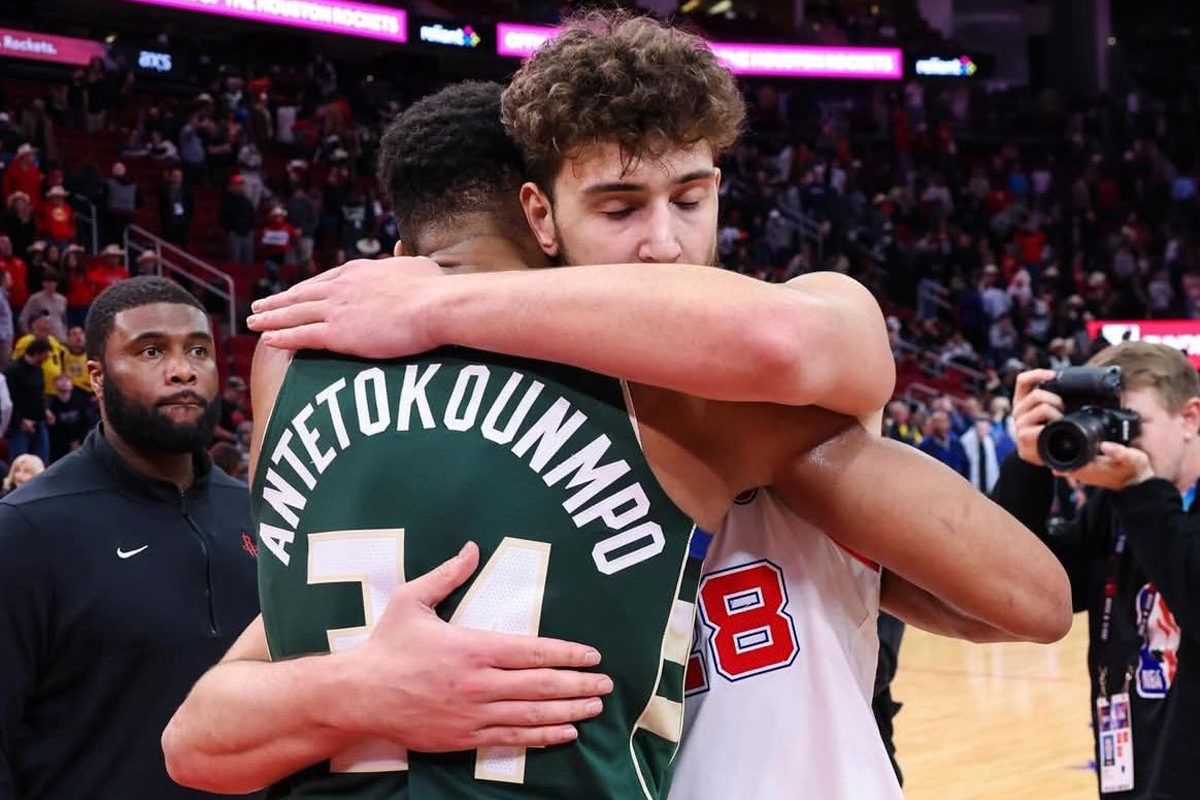 Giannis Antetokounmpo et Alperen Sengun