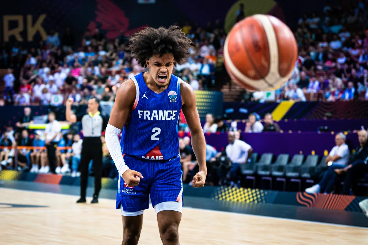 Nadir Hifi (France) contre Israël lors de l'Euro 2025 (crédit photo : FIBA)