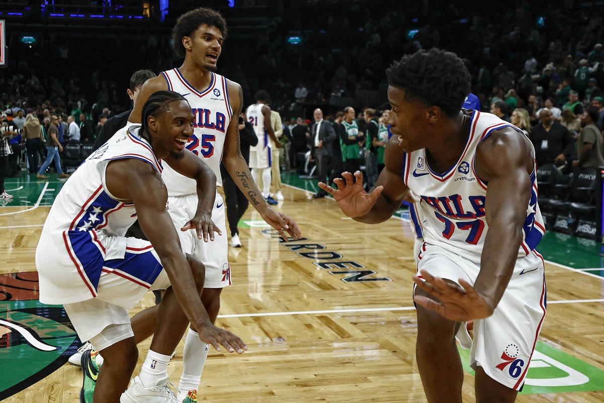 Tyrese Maxey et V.J.-Edgecombe après la victoire des Sixers contre les Celtics