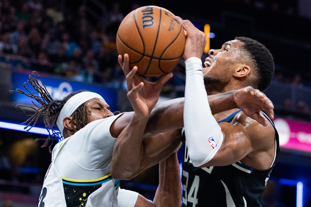 Myles Turner et Giannis Antetokounmpo