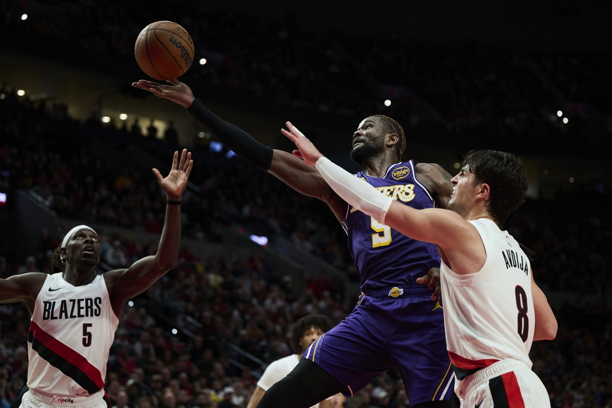 Deandre Ayton avec les Lakers
