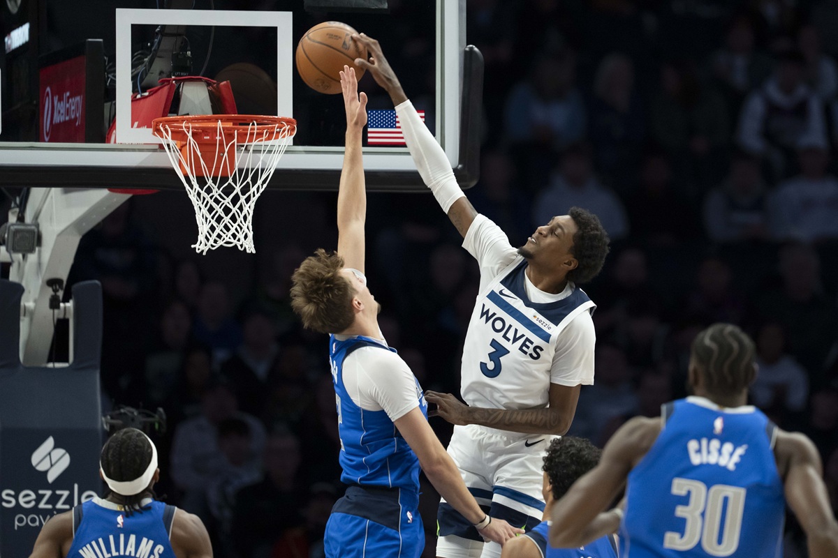 Jaden McDaniels (Wolves) face aux Mavericks de Cooper Flagg