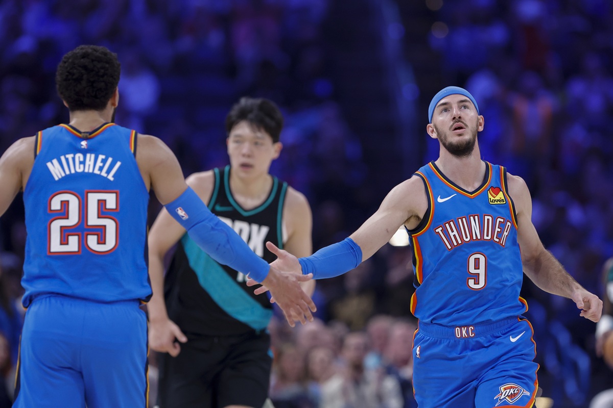 Ajay Mitchell et Alex Caruso (Oklahoma City Thunder) contre les Portland Trail Blazers