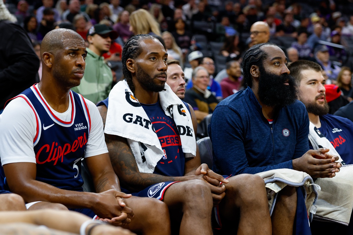 Chris Paul avec Kawhi Leonard et James Harden sur le banc des Clippers