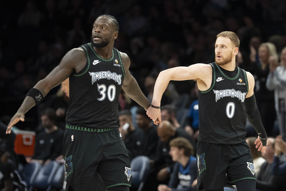 Julius Randle et Donte DiVincenzo (Wolves) contre les Kings