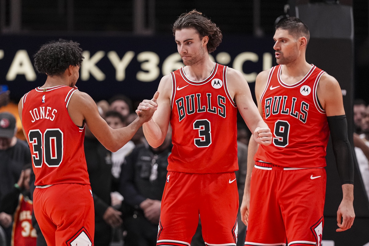 Les joueurs des Bulls Tre Jones, Josh Giddey et Nikola Vucevic (Bulls) face aux Hawks