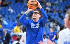 Surnommé “Cream Abdul-Jabbar”, Robbie Avila hésite entre les Lakers… et un retour en NCAA