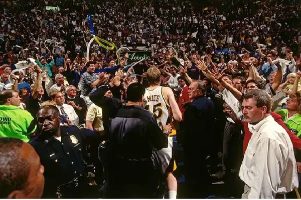 Le 29 mai 1995, Rik Smits conclut au buzzer une fin de match d’anthologie contre le Magic