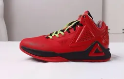 Peak : Tony Parker profite de Noël pour baptiser ses nouvelles chaussures