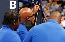 Une activiste s’enchaîne au panier lors du match Grizzlies – Wolves