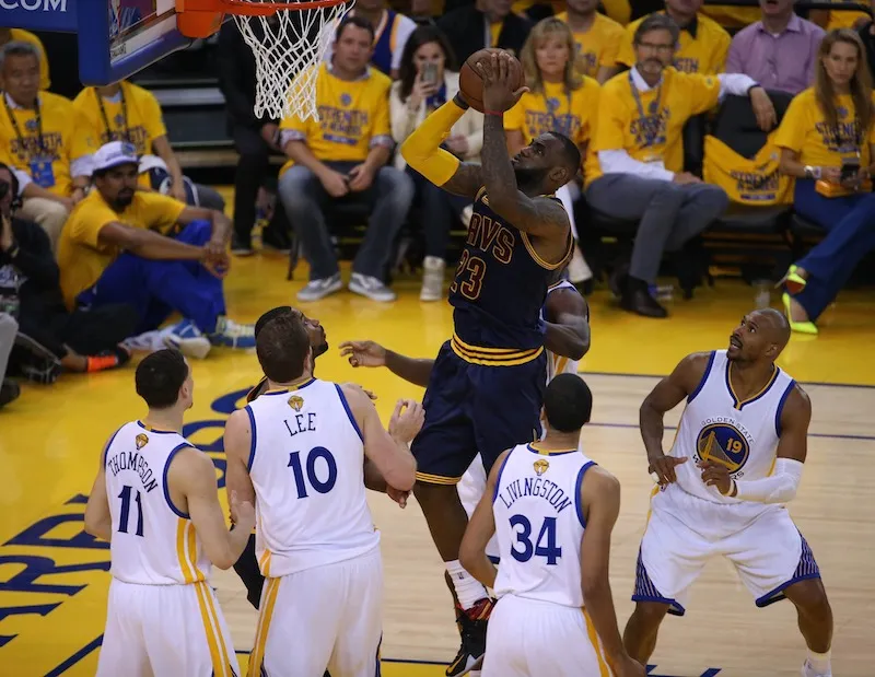 Triple double : LeBron James plus que jamais sur les traces de Magic Johnson