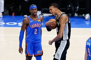 Avec un monumental Victor Wembanyama, les Spurs remportent le Game 1 après deux prolongations !