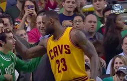 LeBron James donne ses chaussures à un jeune basketteur handicapé