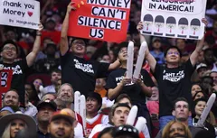 Des fans des Rockets affichent leur soutien aux manifestants à Hong Kong