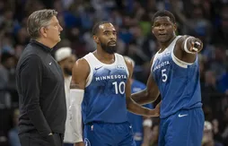 Blessé mais présent, Chris Finch donne l’exemple à ses Wolves