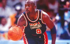 Michael Jordan et Antoine Rigaudeau dans la cuvée 2015 du Hall of Fame FIBA