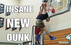 Jordan Kilganon sort un dunk avec les bras à l’envers…