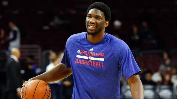 Joel Embiid souffre de la même blessure qu'il y a un an...