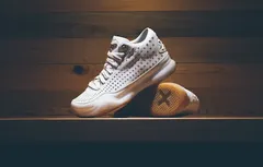 Nike : une version “mid” lifestyle en cuir blanc pour la Kobe X